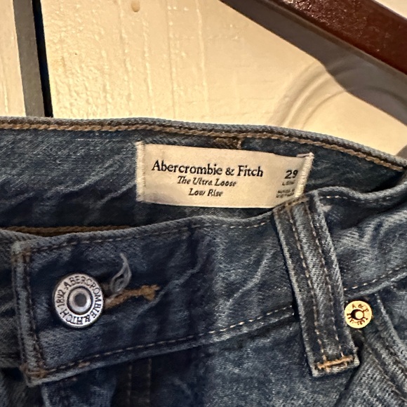 Abercrombie Curve Love Ultra Loose Low Rise Jeans with Paint Splatter 29/8 Long - Picture 3 of 7